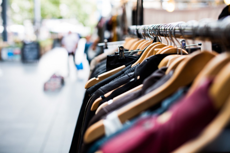 boutique-SALLAGRIFFON-min_blur_close_up_focus_hanger_jacket_market_people_rack-1176303