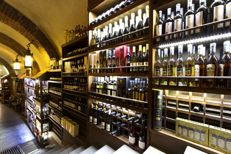 boutique-SALLAGRIFFON-min_world_street_travel_shop_canon_georgia_wine_bottles-429767